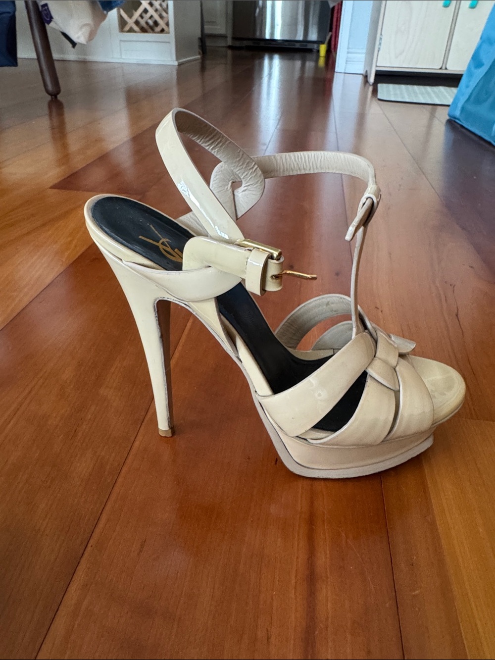 Saint Laurent Cream Patent Knotted Slingback Heels - Picture 4 of 7